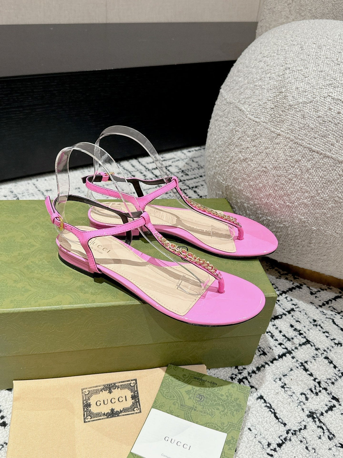 THONG SANDAL IN FUSCIA PINK CALFSKIN WITH GOLD HARDWARE